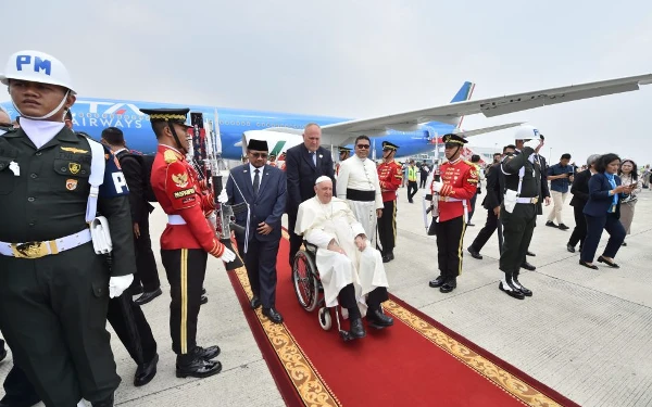 Thumbnail Imbauan Azan Maghrib di Televisi Diubah Jadi Running Text Saat Misa Kudus Paus Fransiskus, Tuai Polemik