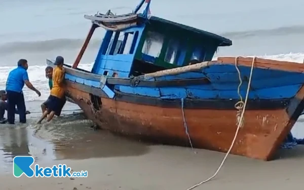 Thumbnail Berita - Dihantam Badai, KM Kaila Terdampar di Pulau Birahan di Singkil Utara