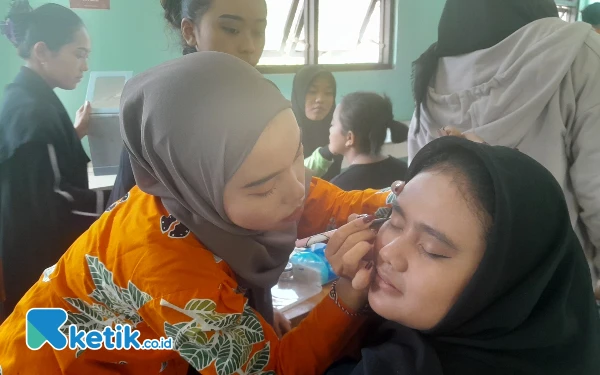 Thumbnail SMAN 1 Sukapura Gelar Lomba Fashion Show, Wadah  Upgrade Skill Siswa Double Track Tata Rias