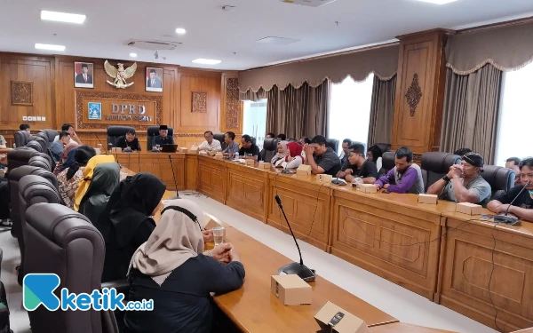 Thumbnail Baru Diresmikan Jokowi, Pedagang Pasar Godean Demo ke DPRD Sleman, Ada Apa?