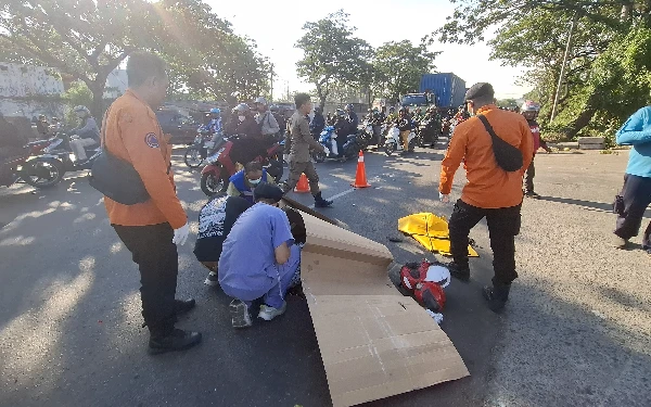 Thumbnail Tabrak Truk Trailer, Warga Gresik Tewas di Jalan Romokalisari