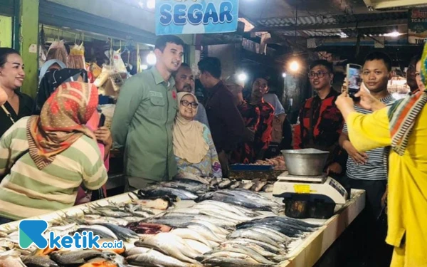 Thumbnail Cawabup Bandung Ali Syakieb Sapa Warga Pasar Tradisional, Tawarkan Solusi Soal Sampah dan Daya Beli