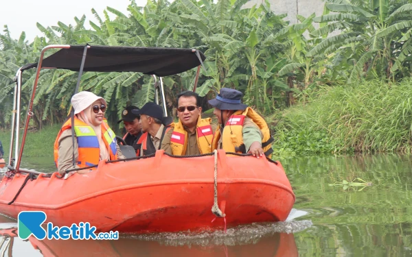 Thumbnail Plt Kepala DLH Jatim dan PJT I Patroli Air dari Gresik sampai Surabaya, Cegah Pencemaran Sungai