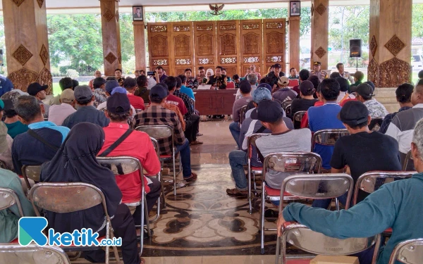 Thumbnail Ratusan Petani Gelar Audiensi dengan Pemkab Blitar, Desak Penyelesaian Isu Tambang Ilegal