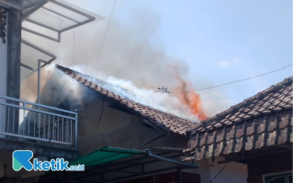 Thumbnail Diduga Lupa Cabut Charger Ponsel, Api Hanguskan Rumah di Kota Batu