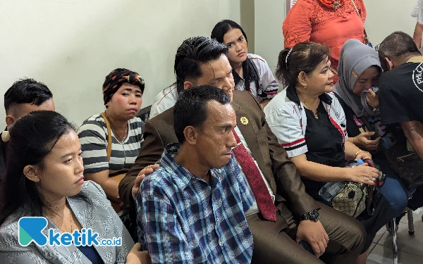 Thumbnail Tangis Ayah Korban Pecah saat Hakim Bacakan Putusan di Sidang Pembunuhan Siswi SMP Palembang