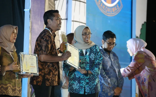 Thumbnail Pemkot Surabaya Terima Penghargaan Siaran Pers Terbaik ke-3 Nasional