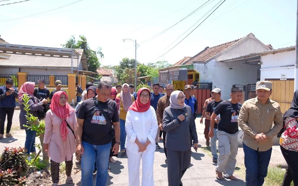 Bunda Indah Kunjungi Korban Puting Beliung Selok Awar-Awar