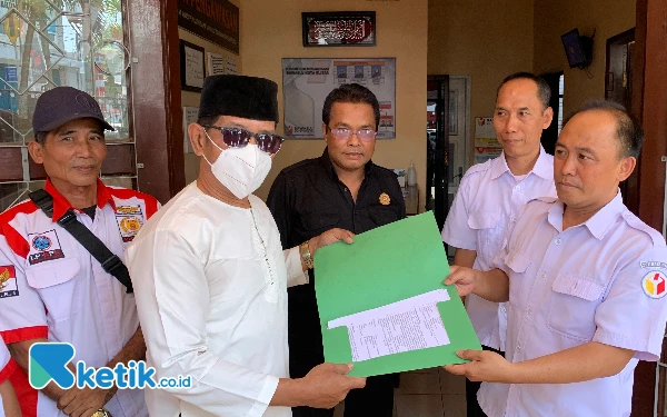 Thumbnail Warga Blitar Laporkan KPU ke Bawaslu Terkait Dugaan Pelanggaran Administrasi Pilwali