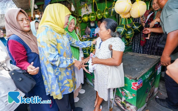 Kunjungi Pasar Sepanjang Sidoarjo, Khofifah Disambut Meriah Pedagang dan Pengunjung