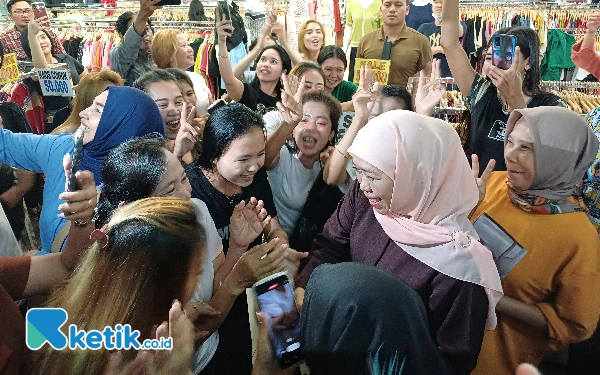 Thumbnail Khofifah Blusukan di Pasar Atom Surabaya, Ajak Pedagang dan Pembeli Joget Bersama