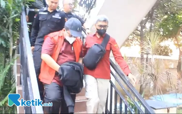 Thumbnail Tiga Hakim Tersangka Suap Vonis Bebas Ronald Tannur Dibawa ke Kejagung