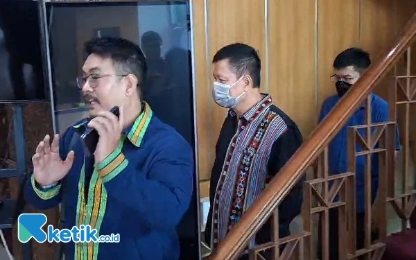 Thumbnail Usai Ibunya Ditahan Kejagung, Ayah Ronald Tannur Datangi Kejati Jatim