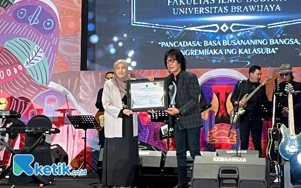 Thumbnail Ian Antono Gitaris God Bless Raih Anugerah Sabda Budaya dari UB Malang