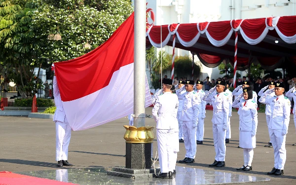 Thumbnail Surabaya Ajak Warga Berbusana Perjuangan dan Kibarkan Bendera Merah Putih di Hari Pahlawan