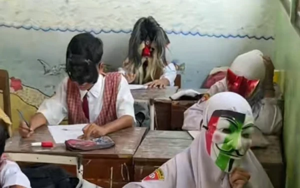 Thumbnail Inovasi Kreatif! Guru SD di Surabaya Cegah Mencontek dengan Topeng saat Ujian