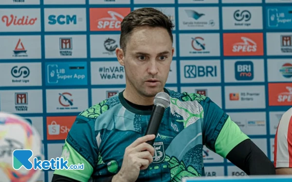 Thumbnail Jeda Kompetisi, Paul Munster Pantau Kondisi Pemain Lewat Video