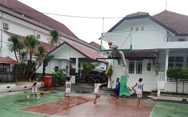 Thumbnail Halaman Rumah Dinas Sekda Lumajang Bebas untuk Latihan Basket, Kok Bisa?