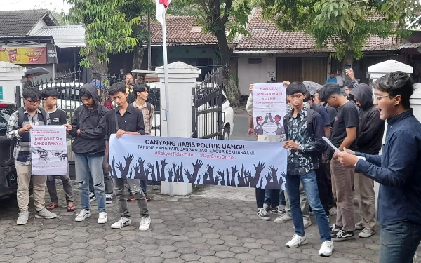 Thumbnail Pendemo Tuntut Bawaslu Sleman Tegas Soal Politik Uang