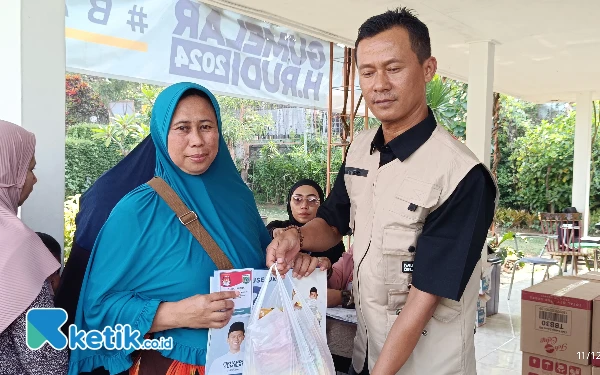 Thumbnail Paslon Gumelar-Haji Rudi Gelontor 3.000 Paket Sembako Murah