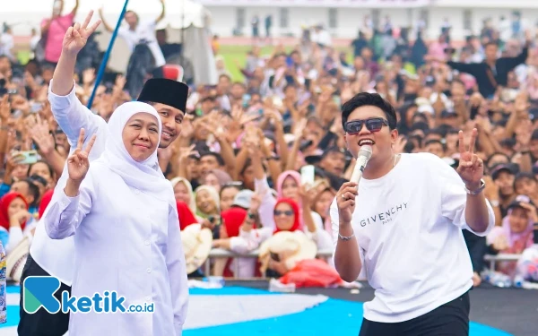 Thumbnail Survey LSI Denny JA Terbaru Pilgub Jatim: Elektabilitas Khofifah-Emil Meroket Capai 67 Persen