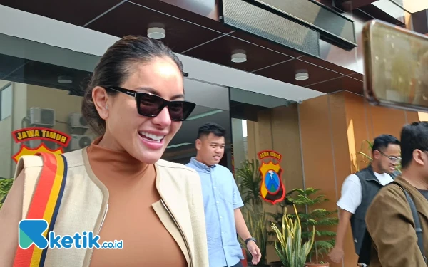 Thumbnail Nikita Mirzani Sambangi Polda Jatim, Jadi Saksi Laporan Shandy Istri Juragan 99