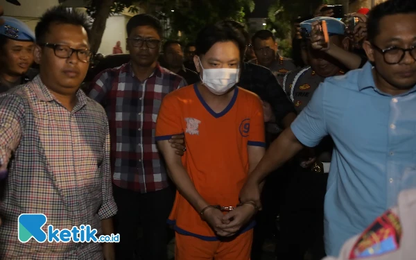 Thumbnail Paksa Siswa SMA Gloria 2 Surabaya Menggonggong, Ivan Sugianto Dijebloskan Penjara