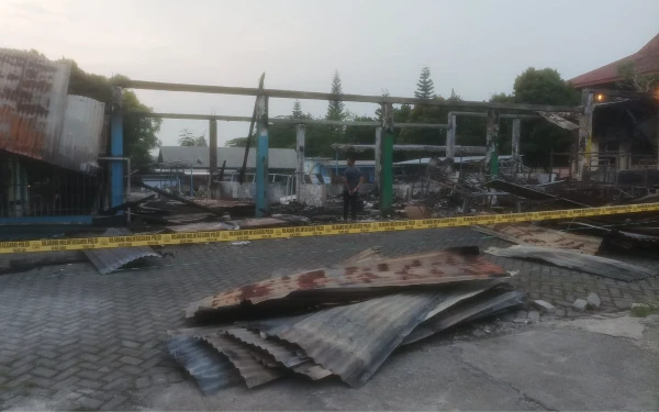 Thumbnail Kebakaran Hanguskan Belasan Lapak Pujasera Karangploso