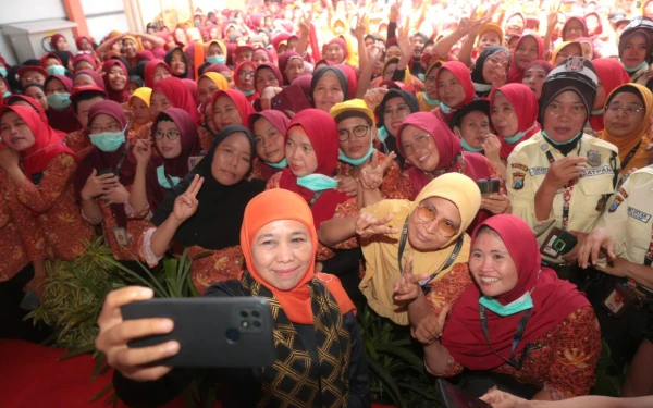 Thumbnail Datangi Pabrik Rokok di Surabaya, Khofifah Disambut Meriah Ribuan Buruh