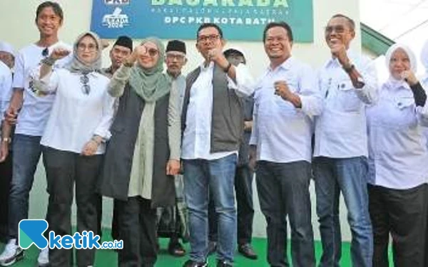 Thumbnail Mantan Pemain Timnas Dukung Paslon Nurochman-Heli di Pilkada Kota Batu 2024