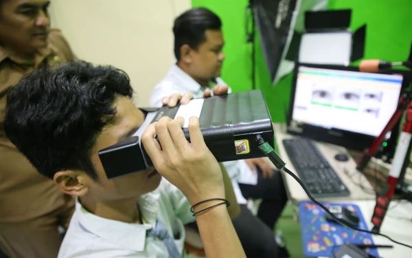 Thumbnail Sukseskan Pilkada Serentak, Dispendukcapil Surabaya Jemput Bola Rekam KTP-el Gen Z ke Berbagai Sekolah