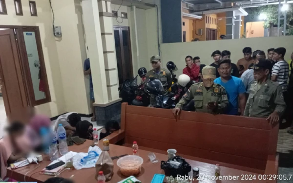 Thumbnail Grebek Kontrakan Tempat Mesum, Warga di Tuban Amankan 3 Pasangan Muda-mudi