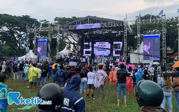 Thumbnail Paslon SAE Kampanye Akbar di Kota Blitar, Meski Diguyur Hujan Pendukung Tetap Antusias