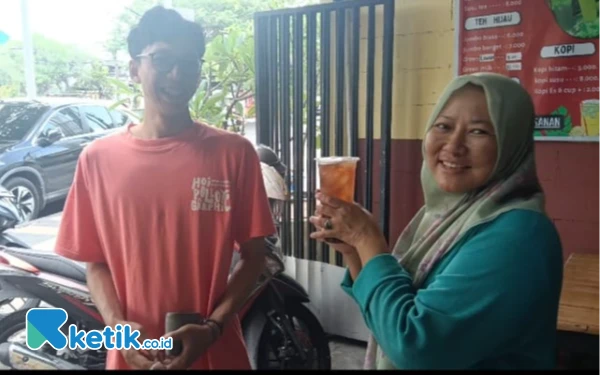 Thumbnail Cinta dan Ingin Khofifah Jadi Gubernur Jatim lagi, Pelaku UMKM Surabaya Ini Bagi-Bagi Es Teh Gratis
