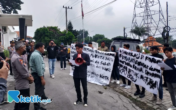 Thumbnail Aliansi Peduli Demokrasi Temukan Dugaan Ketidaknetralan KPU Kota Batu