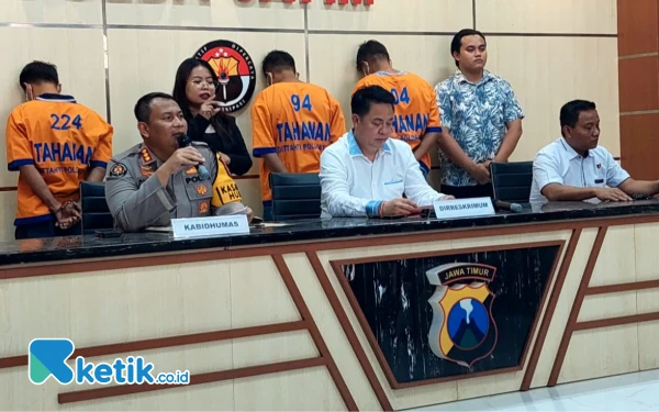 Thumbnail Polda Jatim Sebut Tiga Tersangka Penganiayaan Brutal Sampang Miliki Peran Berbeda