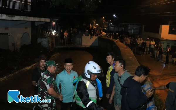 Thumbnail Tak Kenal Lelah, Malam-malam Cabup Bandung Dadang Supriatna Tinjau Lokasi Banjir