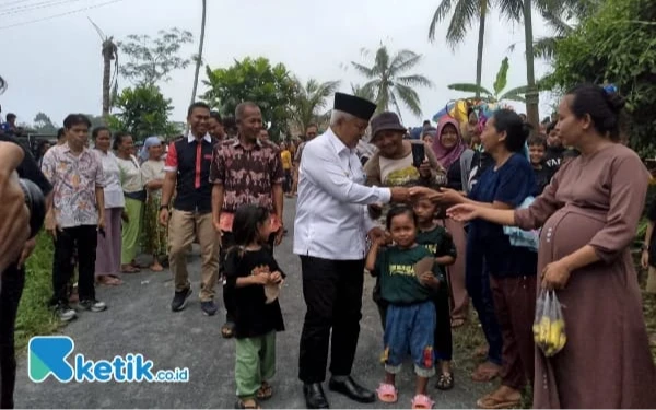 Thumbnail Usai Cuti Kampanye, Bupati Malang Sanusi Tinjau Perbaikan Jalan Desa Randugading
