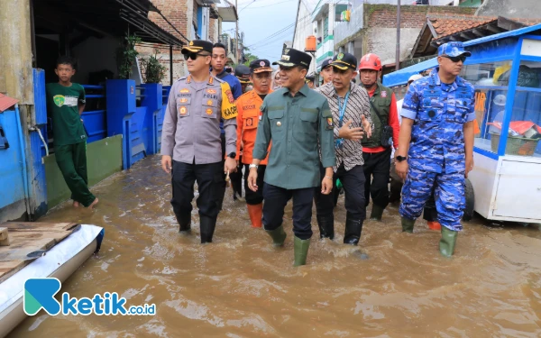 Thumbnail Hari Pertama Kerja, Bupati Bandung Dadang Supriatna Kunjungi Korban Banjir Dayeuhkolot