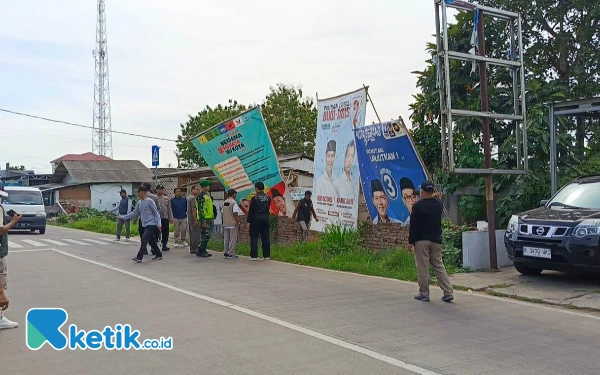 Thumbnail Pj Wali Kota Serang Turun Langsung Bersih-Bersih APK di Masa Tenang Pilkada Serentak