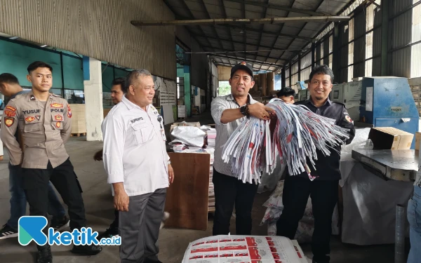 Thumbnail KPU Jatim Musnahkan 5.555 Surat Suara Rusak