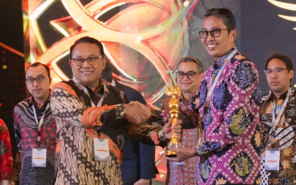 Thumbnail Konsisten Terapkan Bisnis Berkelanjutan, Bank Jatim Sabet Gold Rank ASRRAT 2024