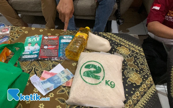 Thumbnail Geger! Masa Tenang Pilkada Kota Blitar 2024, Tim Paslon Ibin-Elim Diduga Bagikan Uang dan Sembako