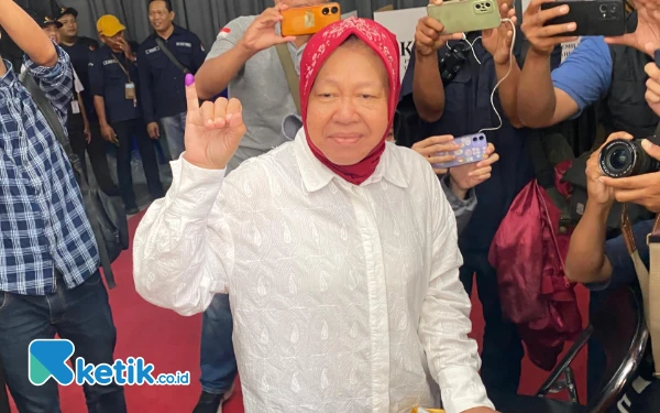 Thumbnail Kenakan Kerudung Merah Baju Putih, Cagub Jatim Risma Nyoblos di TPS 16 Wiyung Surabaya