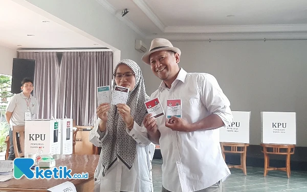 Thumbnail Tanpa Arak-arakan Pendukung, Calon Wali Kota Malang Sam HC Nyoblos Berdua Didampingi Istri