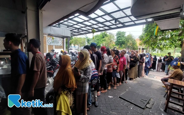 Thumbnail Usai Nyoblos, Ratusan Masyarakat Antre Makan Gratis di Toko Bakmie Saudagar