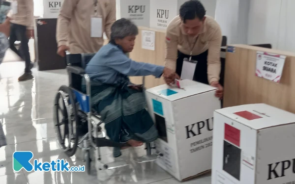 Thumbnail Warga Liponsos Semangat Nyoblos, KPU Jatim: Wujud Nyata Negara Menghargai Kemanusiaan