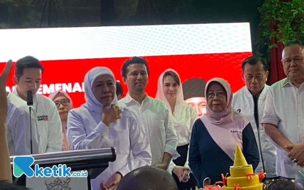 Thumbnail Menang Versi Hitung Cepat, Khofifah-Emil Tumpengan di Posko Pemenangan