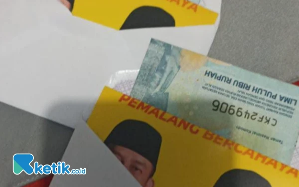 Thumbnail Viral Foto Amplop Berisi Rp50 Ribu, Diduga Serangan Fajar dari Paslon Pemenang Pilkada Pemalang