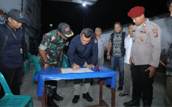 Thumbnail Bersama KPU, Bakesbangpol Asahan Musnahkan Ratusan Surat Suara Tidak Terpakai